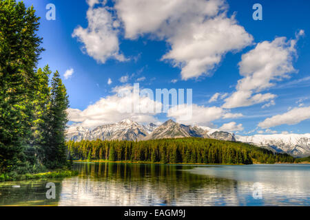 Schönen Sommer-Landschaften von zwei Jack Lake im Banff Nationalpark Alberta Kanada Stockfoto