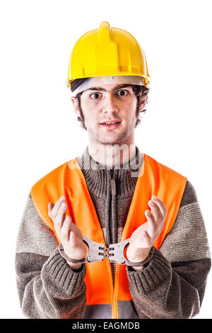 ein Ingenieur oder ein Vorarbeiter mit harten Hut und reflektierende Weste mit Handschellen isoliert auf weiss verhaftet Stockfoto