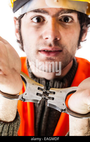 ein Ingenieur oder ein Vorarbeiter mit harten Hut und reflektierende Weste mit Handschellen isoliert auf weiss verhaftet Stockfoto