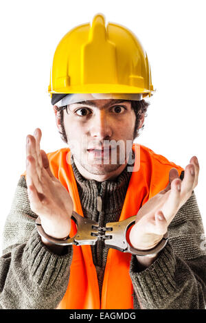 ein Ingenieur oder ein Vorarbeiter mit harten Hut und reflektierende Weste mit Handschellen isoliert auf weiss verhaftet Stockfoto