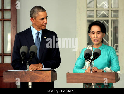 Yangon, Myanmar. 14. November 2014. Aung San Suu Kyi (R), Führer der Myanmars Nationalliga für Demokratie, spricht bei der gemeinsamen Pressekonferenz mit US-Präsident Barack Obama in Yangon, Myanmar, am 14. November 2014. © Wai Yan/Xinhua/Alamy Live-Nachrichten Stockfoto