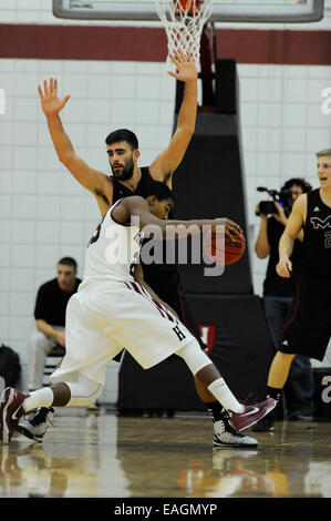 Boston, Massachusetts, USA. 14. November 2014. Harvard Crimson Wächter Wesley Saunders (23) greift den Korb bei den NCAA-Basketball-Spiel zwischen den Ingenieuren MIT und Harvard Crimson statt im Lavietes-Pavillon in Boston, Massachusetts. Eric Canha/CSM. © Csm/Alamy Live-Nachrichten Stockfoto