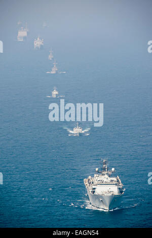 Marineschiffe unter der Leitung von der Royal Navy HMS Bulwark Dampf Grube Gegenmaßnahmen Übungen in der Formation während International 2. November 2014 in den Golf von Oman. IMCMEX umfasst marinen aus 44 Ländern, deren Schwerpunkt ist die Förderung regionalen Sicherheit durch meinen Gegenmaßnahme Operationen. Stockfoto