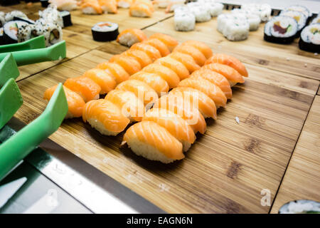 eine Menge von Maki Sushi auf einem Holzbrett Stockfoto