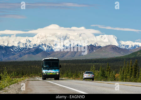 Tour-Bus am George Parks Highway mit Mt. Mckinley im Hintergrund, innen Alaska, Sommer. Stockfoto