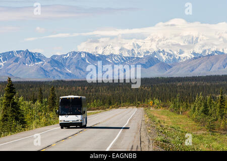 Tour-Bus am George Parks Highway mit Mt. Mckinley im Hintergrund, innen Alaska, Sommer. Stockfoto