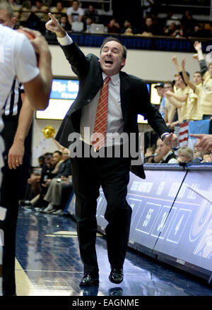 Washington, DC, USA. 14. November 2014. 20141114 - GWU Cheftrainer Mike Lonergan leitet seine Spieler gegen Grambling State in der zweiten Jahreshälfte eine NCAA Männer Basketball-Spiel im Smith Center in Washington. George Washington University besiegt Grambling State, 92-40. © Chuck Myers/ZUMA Draht/Alamy Live-Nachrichten Stockfoto