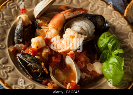 Hausgemachte italienische Meeresfrüchte Cioppino mit Muscheln, Muscheln und Krabben Stockfoto