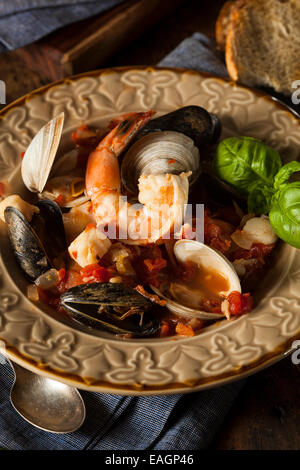 Hausgemachte italienische Meeresfrüchte Cioppino mit Muscheln, Muscheln und Krabben Stockfoto