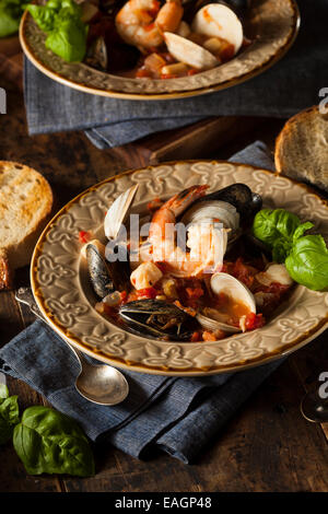 Hausgemachte italienische Meeresfrüchte Cioppino mit Muscheln, Muscheln und Krabben Stockfoto