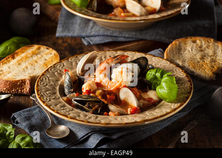Hausgemachte italienische Meeresfrüchte Cioppino mit Muscheln, Muscheln und Krabben Stockfoto