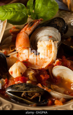 Hausgemachte italienische Meeresfrüchte Cioppino mit Muscheln, Muscheln und Krabben Stockfoto
