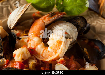 Hausgemachte italienische Meeresfrüchte Cioppino mit Muscheln, Muscheln und Krabben Stockfoto