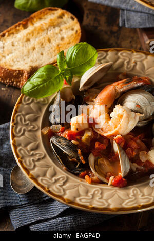 Hausgemachte italienische Meeresfrüchte Cioppino mit Muscheln, Muscheln und Krabben Stockfoto