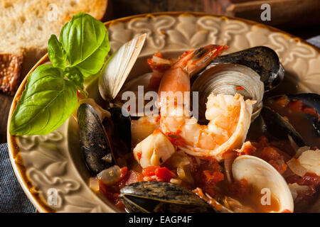 Hausgemachte italienische Meeresfrüchte Cioppino mit Muscheln, Muscheln und Krabben Stockfoto