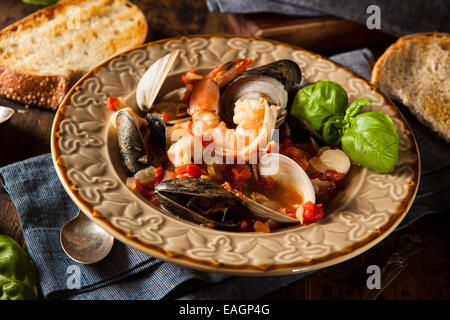 Hausgemachte italienische Meeresfrüchte Cioppino mit Muscheln, Muscheln und Krabben Stockfoto