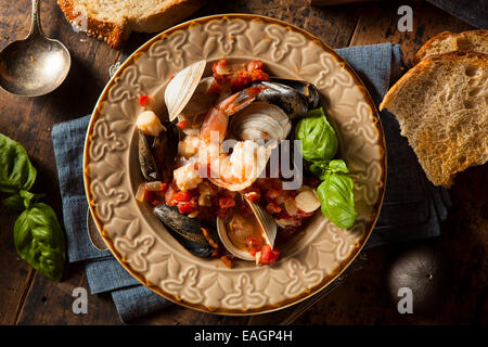 Hausgemachte italienische Meeresfrüchte Cioppino mit Muscheln, Muscheln und Krabben Stockfoto