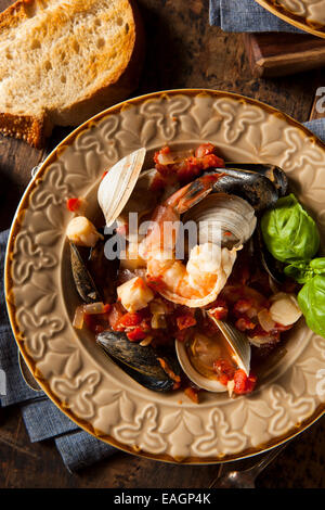 Hausgemachte italienische Meeresfrüchte Cioppino mit Muscheln, Muscheln und Krabben Stockfoto