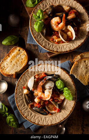 Hausgemachte italienische Meeresfrüchte Cioppino mit Muscheln, Muscheln und Krabben Stockfoto