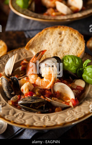 Hausgemachte italienische Meeresfrüchte Cioppino mit Muscheln, Muscheln und Krabben Stockfoto