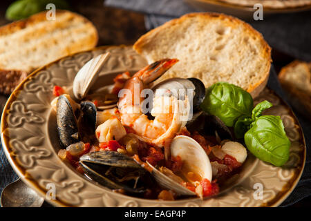 Hausgemachte italienische Meeresfrüchte Cioppino mit Muscheln, Muscheln und Krabben Stockfoto