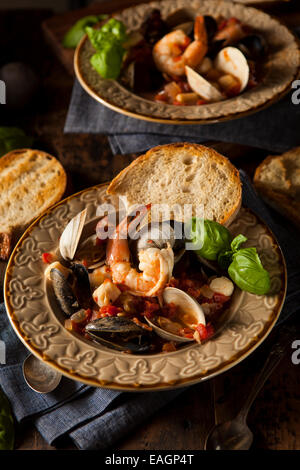 Hausgemachte italienische Meeresfrüchte Cioppino mit Muscheln, Muscheln und Krabben Stockfoto