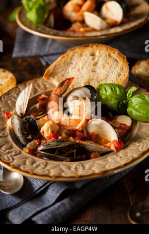 Hausgemachte italienische Meeresfrüchte Cioppino mit Muscheln, Muscheln und Krabben Stockfoto