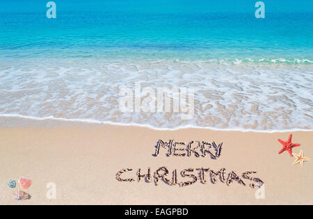 Frohe Weihnachten an einem tropischen Strand geschrieben Stockfoto