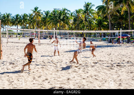 Miami Beach Florida, Sand-Volleyball, Spiel, futevÃ´lei, Footvolley, hispanischer Mann Männer männlich, spielen, Teams, net, FL141031024 Stockfoto