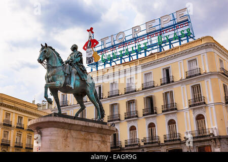 König Carlos III Reiterstatue berühmten Tio Pepe Zeichen Puerta del Sol Tor der Sonne die meisten berühmten Platz in Madrid Spanien Stockfoto