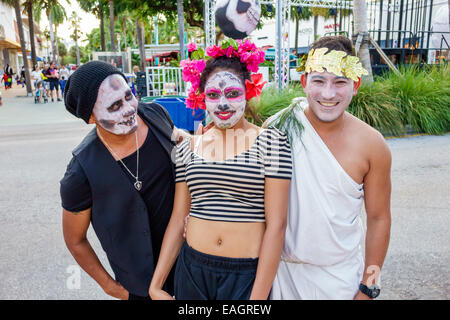 Miami Beach Florida, Lincoln Road, Fußgängerzone Mall Arcade, Halloween, Kostüm, tragen, Outfit, Charakter, Erwachsene Erwachsene Frau Frauen weibliche Dame, Mann Männer männlich, H Stockfoto