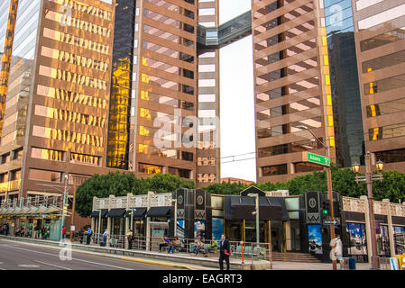 Urbane Straßenzüge und Gebäude in der Innenstadt von Phoenix, Arizona Stockfoto