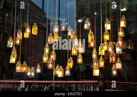 'Kuh' clothing Store mit zerbrochenen Flaschen als Beleuchtung & Lampe Farbtöne, Beleuchtung, Energie, Leistung, Ausstattung, Konzept Erstellung von Art Deco aussehen, Manchester. Stockfoto