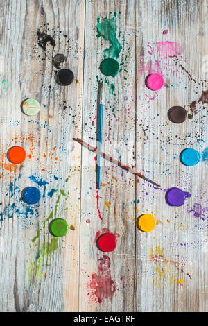 Aquarellfarben in Uhr-Form Stockfoto
