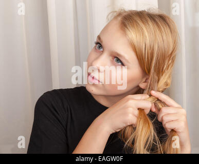 Blonde kaukasische Mädchen Zöpfe flechten, Nahaufnahme portrait Stockfoto