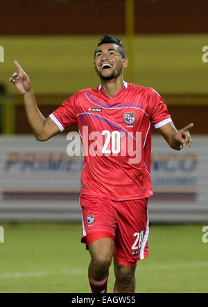 San Salvador, El Salvador. 14. November 2014. Panamas Anibal Godoy feiert sein Tor gegen El Salvador während eines freundlichen Fußballspiels im Cuscatlan Stadion in San Salvador, El Salvador, am 14. November 2014 statt. © Luis Galdamez/Xinhua/Alamy Live-Nachrichten Stockfoto