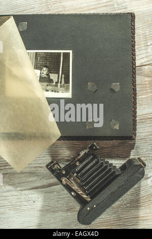 Vintage Foto-Kamera und Album auf weißem Holz Hintergrund Stockfoto