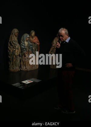 (141115)--Frankfurt am Main, 15. November 2014 (Xinhua)--ein Besucher bewundert Kunstwerke in der Ausstellung "lebensnah: veristische Skulptur und Engineering of Illusion" in der Liebieghaus Skulpturensammlung in Frankfurt, Deutschland, am 14. November 2014. Die Liebieghaus Skulpturensammlung widmet eine große Sonderschau die faszinierende Tradition der (Hyper-) realistische Skulptur. Vom 1. Oktober 2014, 1. März 2015 "lebensnah: veristische Skulptur und Engineering of Illusion" bietet faszinierende Einblicke in die Bemühungen unternommen von Künstlern aus verschiedenen Stilepochen in mehr als Stockfoto