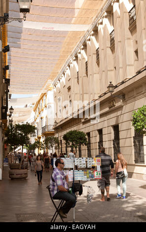 Stoff verteilen sich auf Gebäude Schatten in belebten Einkaufsstraße genannt Velazquez in Sevilla, Spanien Stockfoto