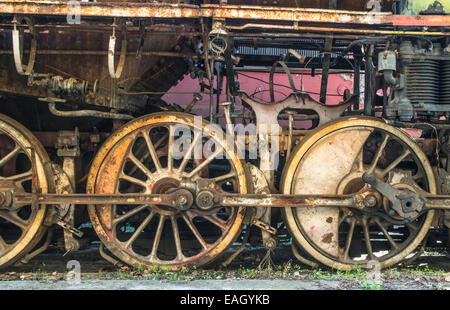 Details einer alten Dampflok. Nahaufnahme der Räder Stockfoto