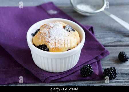 Cupcake mit Beeren und Puderzucker, Essen Stockfoto