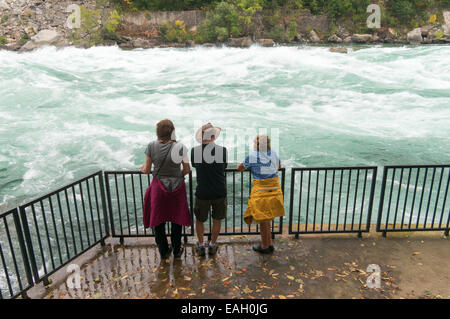 Besucher nach Niagara Schlucht Rapids auf Aussichtsplattform, Ontario, Kanada Stockfoto