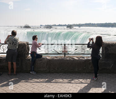 Zwei jungen asiatischen aussehen Frauen fotografieren am Horseshoe Falls, Niagara Falls, Ontario, Kanada. Stockfoto
