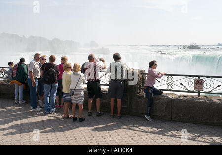 Besucher betrachten und fotografieren Horseshoe Falls, Niagara Falls, Ontario, Kanada Stockfoto