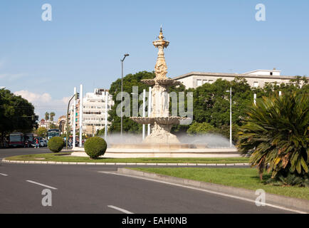 Brunnen und Skulpturen in einem Straße Kreisverkehr, Plaza de Don Juan de Austria, Sevilla, Spanien Stockfoto