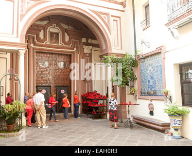 Menschen, die roten Kerzen auf dem Hof der Kirche von San Antonio Abad, Sevilla, Spanien Stockfoto