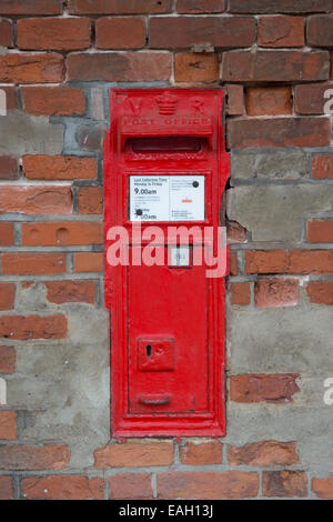 Viktorianische Post Box, an der Wand montiert. Stockfoto