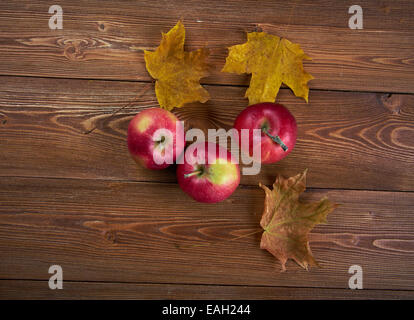 Herbst Grenze aus Äpfeln und Laub auf alten Holztisch. Stockfoto