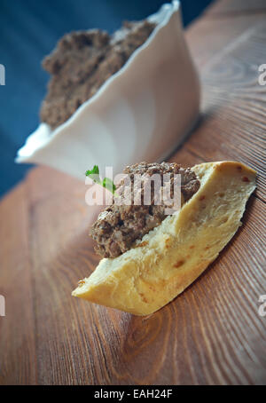 hausgemachte Fleisch Snack Huhn Leber Pastete mit Brot auf Holztisch Stockfoto
