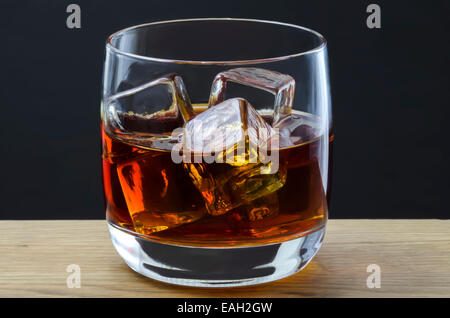 Ein großer Whisky über Eiswürfel in einem einfachen Glas gegossen Stockfoto